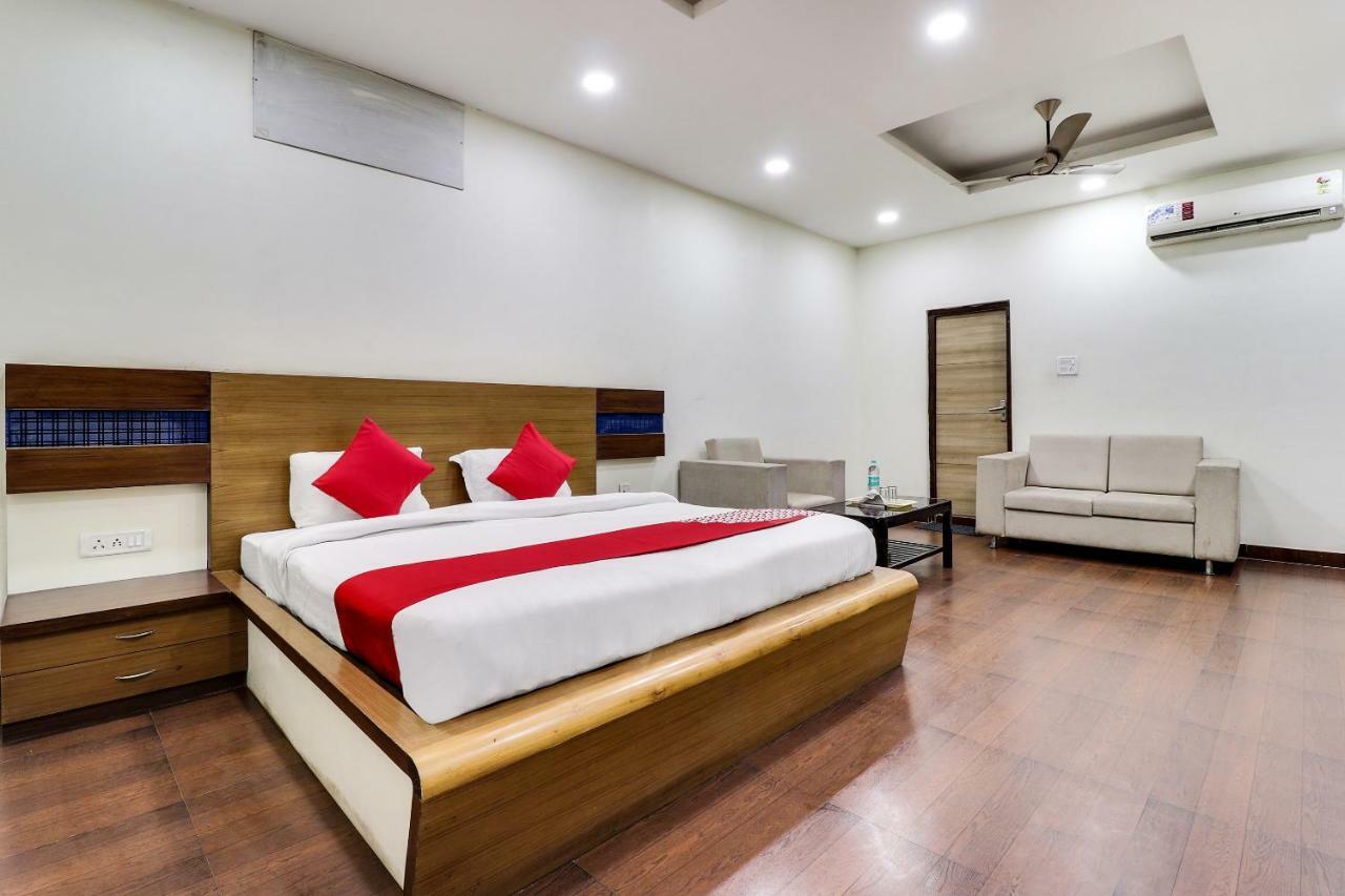 Oyo 43936 Hotel Rajputana Palace Farrukhabad Стая снимка